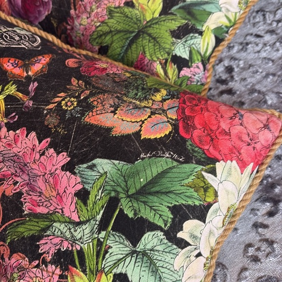 Floral 18” x 12” decorative pillows (2) - Beautiful condition. Full fluff. - Picture 4 of 7